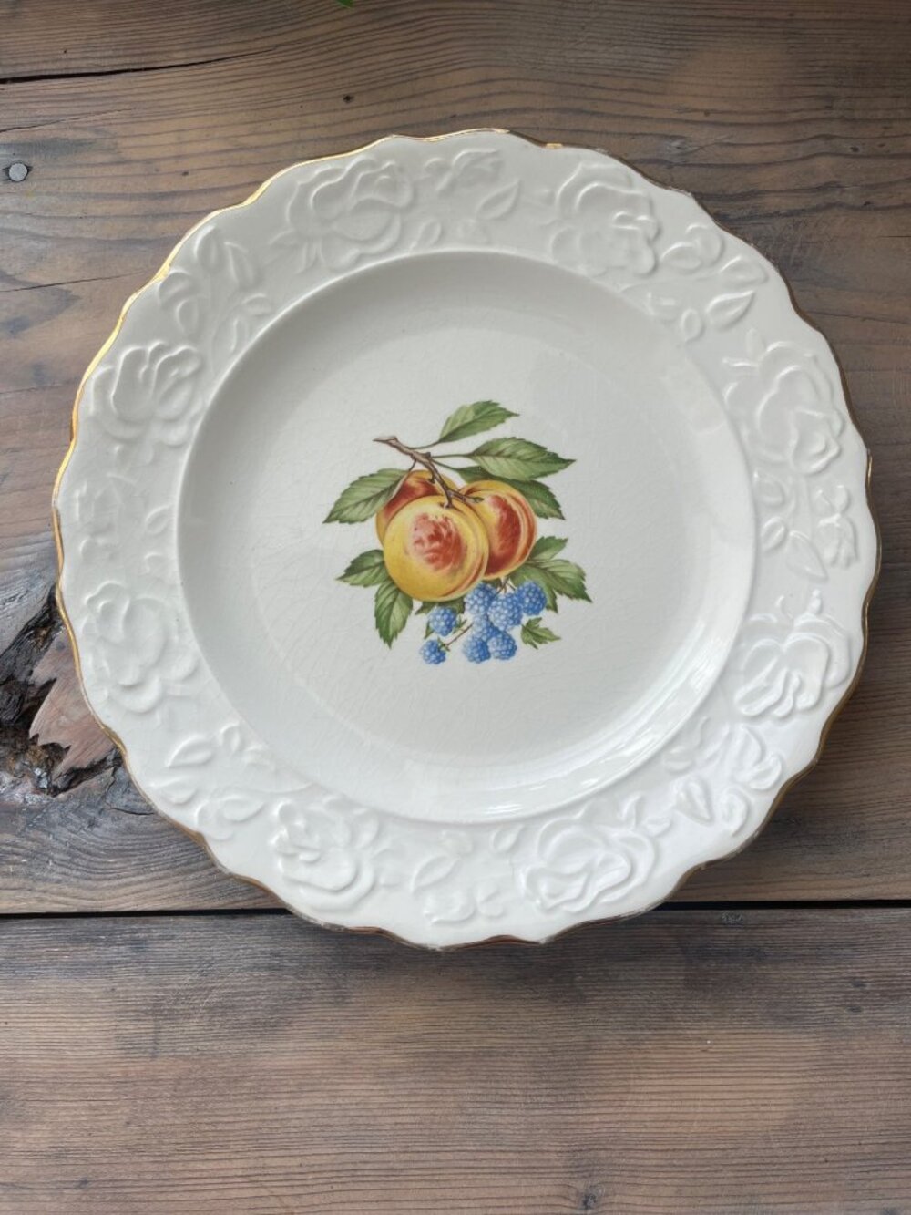 Sabin Crest-O-Gold Decorative Fruit Embossed Rim Dinner Plate Peaches Berries